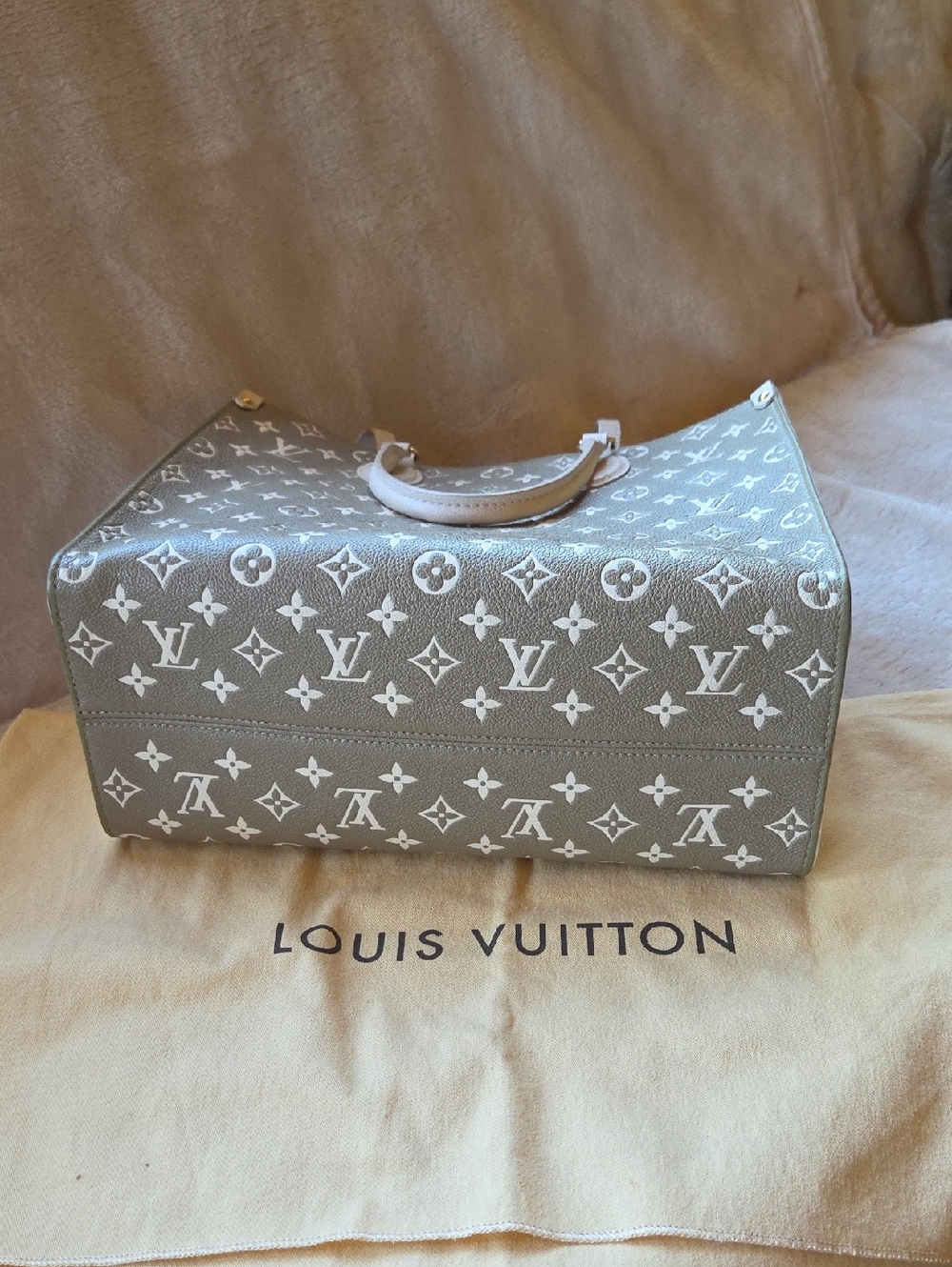 Louis Vuitton Grey and White Monogram Onthego MM Tote Empreinte - Picture 6 of 10